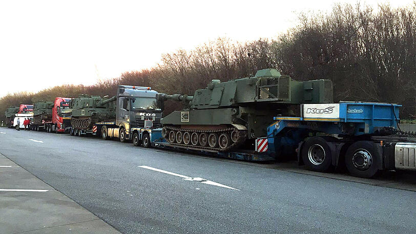 Der Konvoi mit den Panzerhaubitzen auf dem Rastplatz Oberlausitz-Nord.