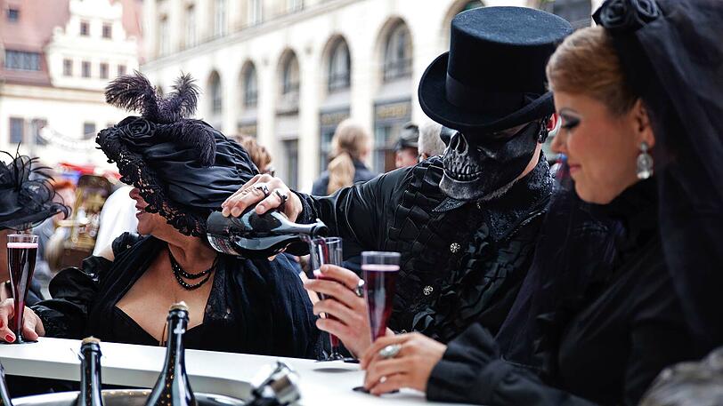 Mehrere tausend Anhänger feiern auf dem Wave-Gotic-Treffen in der Messestadt Leipzig.