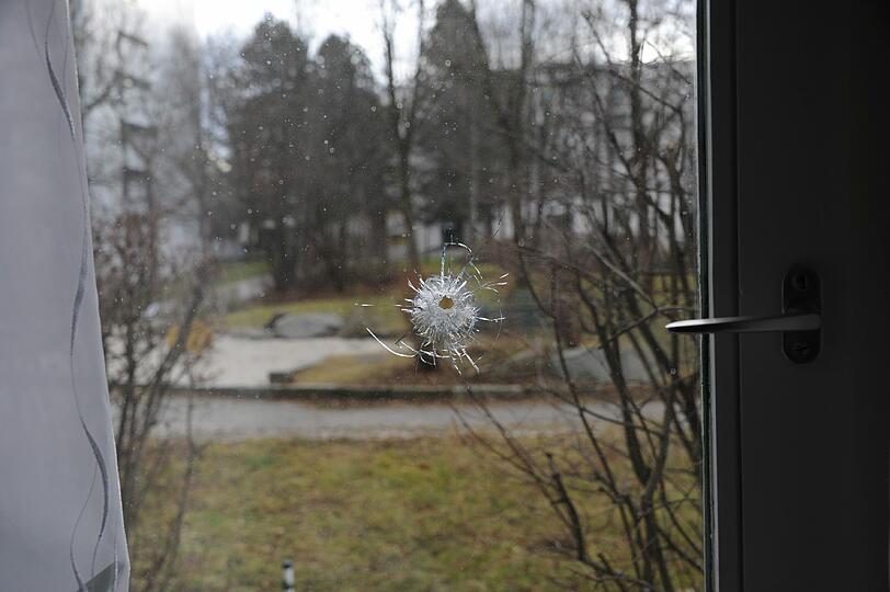 Der Schuss durchschlägt das Fenster aus doppeltem Thermoglas.