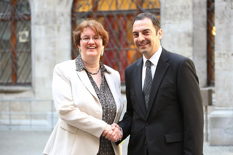 Auf eine gute Zusammenarbeit: Christine Strobl, Vorsitzende des Hellabrunner Aufsichtsrats, mit dem neuen Direktor Rasem Baban.
