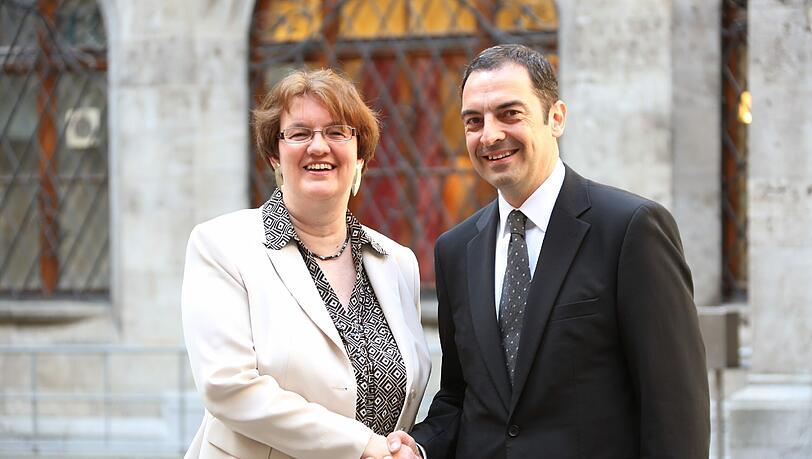Auf eine gute Zusammenarbeit: Christine Strobl, Vorsitzende des Hellabrunner Aufsichtsrats, mit dem neuen Direktor Rasem Baban. Auf eine gute Zusammenarbeit: Christine Strobl, Vorsitzende des Hellabrunner Aufsichtsrats, mit dem neuen Direktor Rasem Baban.