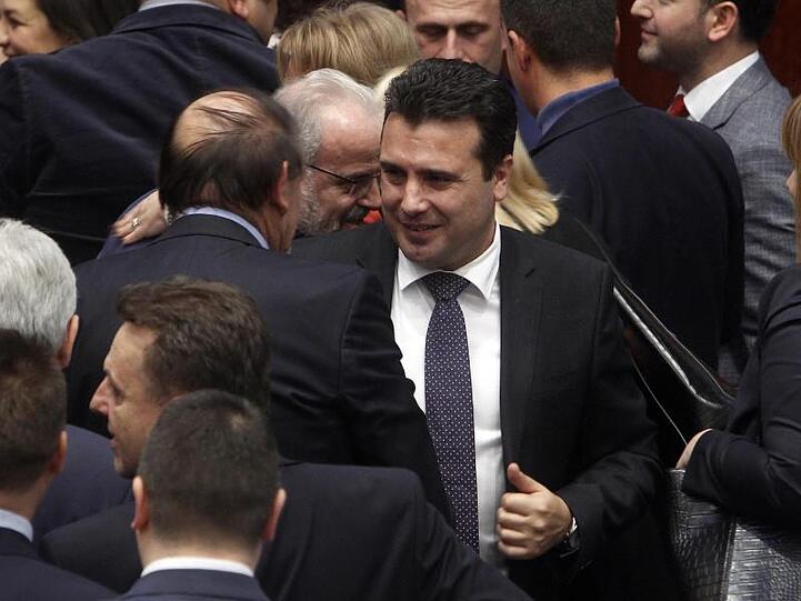 Mazedoniens Regierungschef Zoran Zaev hat die geforderte Zweidrittelmehrheit knapp erreicht.
