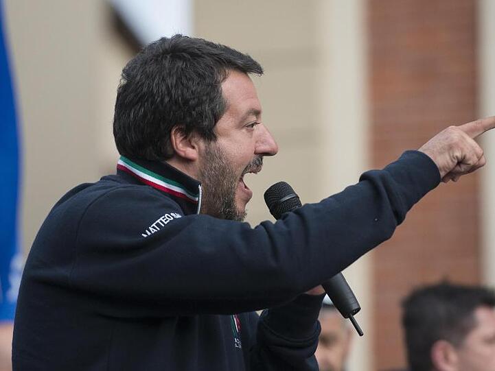 Italiens Innenminister Matteo Salvini fährt einen harten Kurs gegen Migranten und sperrt die Häfen des Landes für Rettungsschiffe.