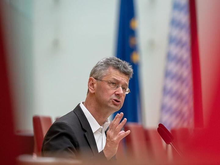 Michael Piazolo (Freie Wähler), bayerischer Kultusminister, während einer Rede im Landtag. Foto: Peter Kneffel/Archivbild