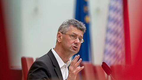 Michael Piazolo (Freie Wähler), bayerischer Kultusminister, während einer Rede im Landtag. Foto: Peter Kneffel/Archivbild