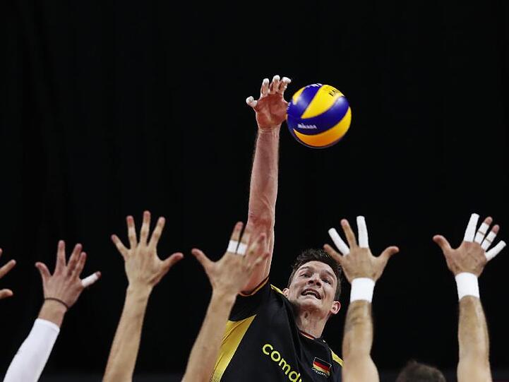 Der serbische Block wehrt einen Ball des Deutschen Christian Fromm (M) ab.