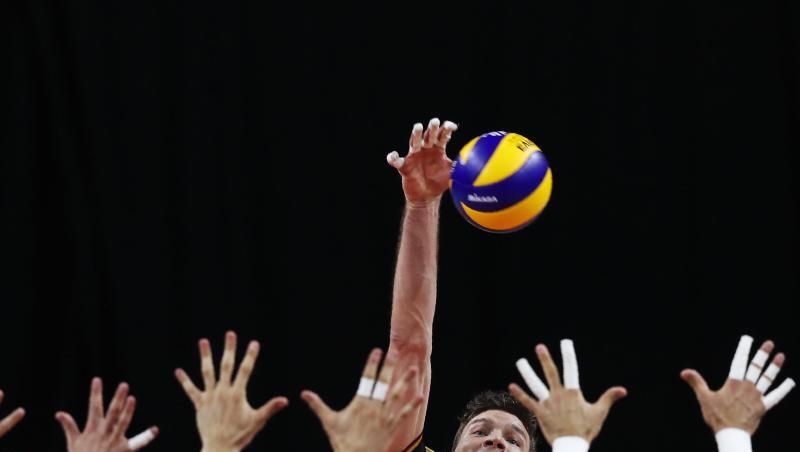 Der serbische Block wehrt einen Ball des Deutschen Christian Fromm (M) ab. Der serbische Block wehrt einen Ball des Deutschen Christian Fromm (M) ab.