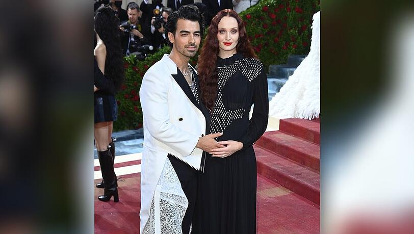 Bei der Met Gala Anfang der Woche in New York war Sophie Turners Babybauch nicht mehr zu übersehen.