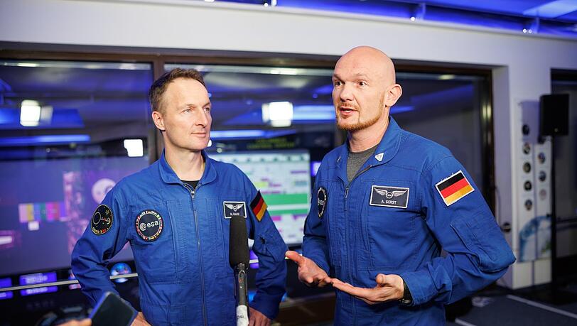 Matthias Maurer (l.) und Alexander Gerst, beide Astronauten, beim bayerischen Raumfahrtgipfel im Deutschen Zentrum für Luft- und Raumfahrt (DLR) in Weßling. Matthias Maurer (l.) und Alexander Gerst, beide Astronauten, beim bayerischen Raumfahrtgipfel im Deutschen Zentrum für Luft- und Raumfahrt (DLR) in Weßling.
