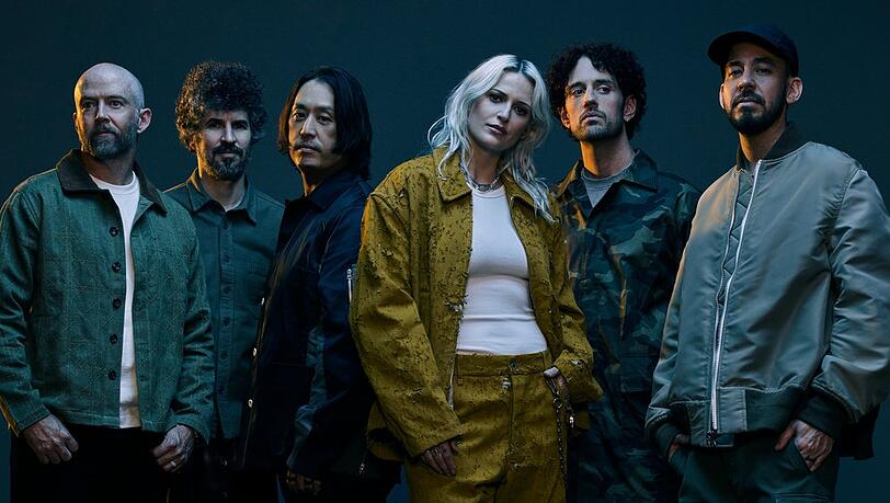 Linkin Park mit ihrer neuen Sängerin Emily Armstrong.