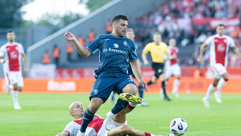 Spielte nach diesem Zweikampf mit RWE-Verteidiger Tobias Kraulich weiter: Kevin Volland.