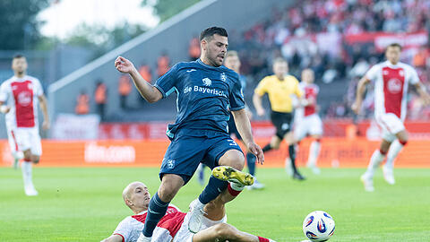 Spielte nach diesem Zweikampf mit RWE-Verteidiger Tobias Kraulich weiter: Kevin Volland.