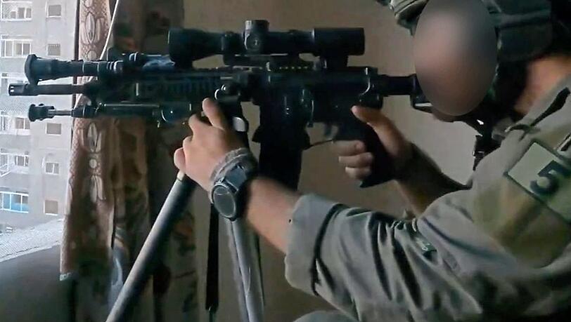 Der Deutsch-Israeli Daniel G. blickt durch die Optik eines aufgerüsteten Sturmgewehrs im Gazastreifen.