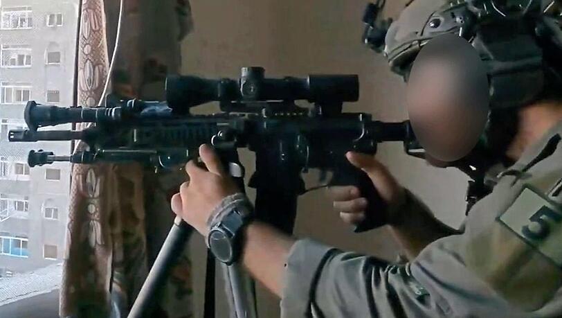 Der Deutsch-Israeli Daniel G. blickt durch die Optik eines aufgerüsteten Sturmgewehrs im Gazastreifen. Der Deutsch-Israeli Daniel G. blickt durch die Optik eines aufgerüsteten Sturmgewehrs im Gazastreifen.