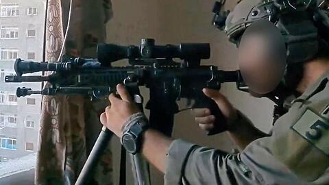 Der Deutsch-Israeli Daniel G. blickt durch die Optik eines aufgerüsteten Sturmgewehrs im Gazastreifen.