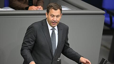 Bundesfinanzminister Lars Klingbeil (SPD) pocht auf Bedingungen bei einer &Uuml;bernahme der Commerzbank. (Archivbild)