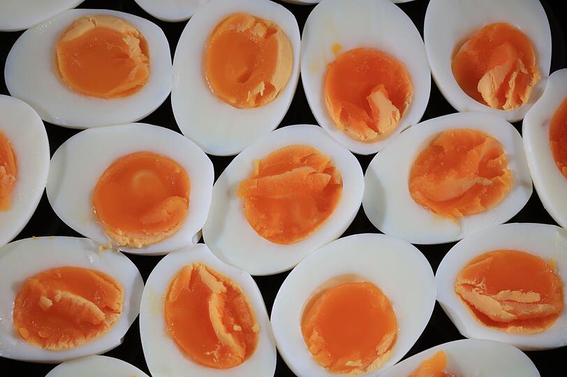 Studien zufolge helfen vor allem die High-Density-Lipoproteine im Ei dem K&ouml;rper, schlechtes Cholesterin sogar aus dem Blutkreislauf zu bef&ouml;rdern. Doch Eier bieten noch mehr gesunde Inhaltsstoffe: Proteine, D-, A- und B-Vitamine sowie Mineralstoffe wie Selen, Zink und Eisen. Deshalb st&auml;rkt der Konsum von Eiern auch noch die Knochen, Z&auml;hne, das Immunsystem und den Stoffwechsel.