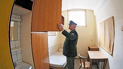 Eine so einer Zelle in der JVA Straubing nahm Mörder Roland K. seine Therapeutin als Geisel. Eine so einer Zelle in der JVA Straubing nahm Mörder Roland K. seine Therapeutin als Geisel.