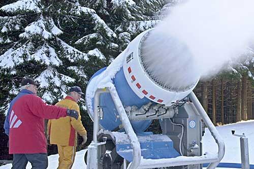 Schneekanonen gegen Sonnenblumen: Die Umwelt-Szene ist in der Olympiafrage zerstritten.