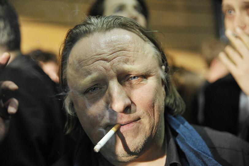 "Tatort"-Star Axel Prahl macht es wie Sean Penn und raucht auf einer Premierenparty