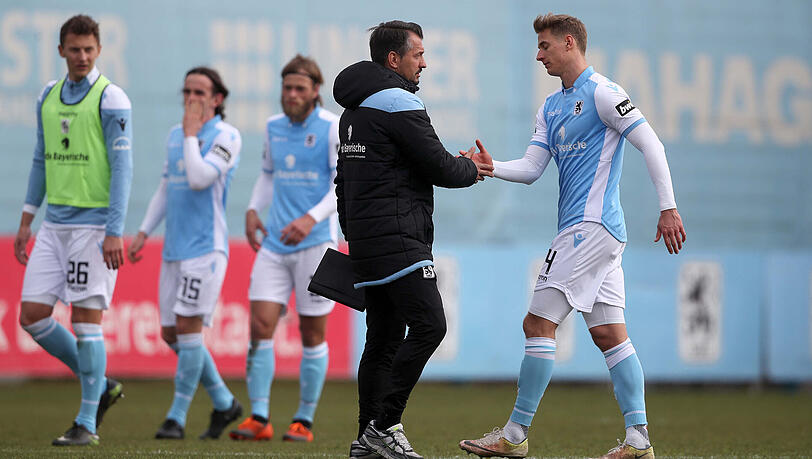 Abklatschen nach dem Testspiel: Oliver Beer betreute die Löwen gegen Rosenheim von der Seitenlinie aus. Abklatschen nach dem Testspiel: Oliver Beer betreute die Löwen gegen Rosenheim von der Seitenlinie aus.