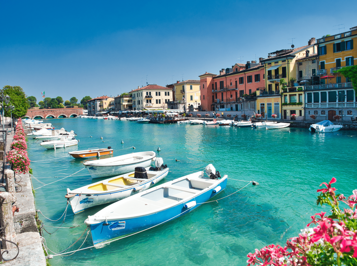 Sichern Sie sich jetzt Ihre Traumimmobilie: Ganz in der Nähe des Stadtkerns und der Seepromenade von Peschiera del Garda befindet sich diese wunderschöne Liegenschaft mit 2 Immobilieneinheiten, einem gemeinsamen beheizbaren Schwimmbad mit Whirlpool und privatem Garten von ca. 1.400 Quadratmetern.