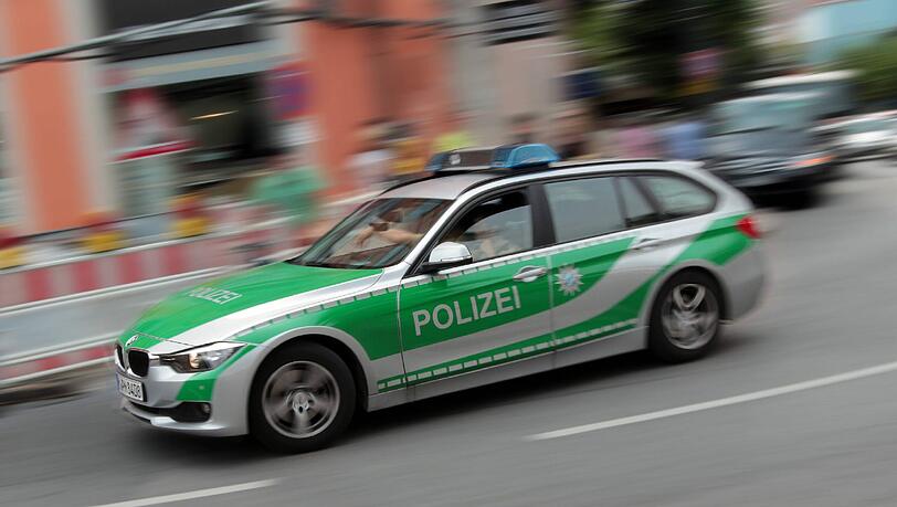 Drei Polizeibeamte waren nötig, um eine hysterische Frau, die in einem Streifenwagen randalierte, wieder aus dem Wagen zu bekommen. Einer der Polizisten wurde verletzt. Drei Polizeibeamte waren nötig, um eine hysterische Frau, die in einem Streifenwagen randalierte, wieder aus dem Wagen zu bekommen. Einer der Polizisten wurde verletzt.