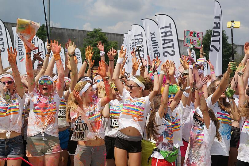 Beim Color Run steht der bunte Spaß im Mittelpunkt und nicht die sportliche Leistung. Die besten Bilder vom Lauf am Sonntag im Riemer Park.