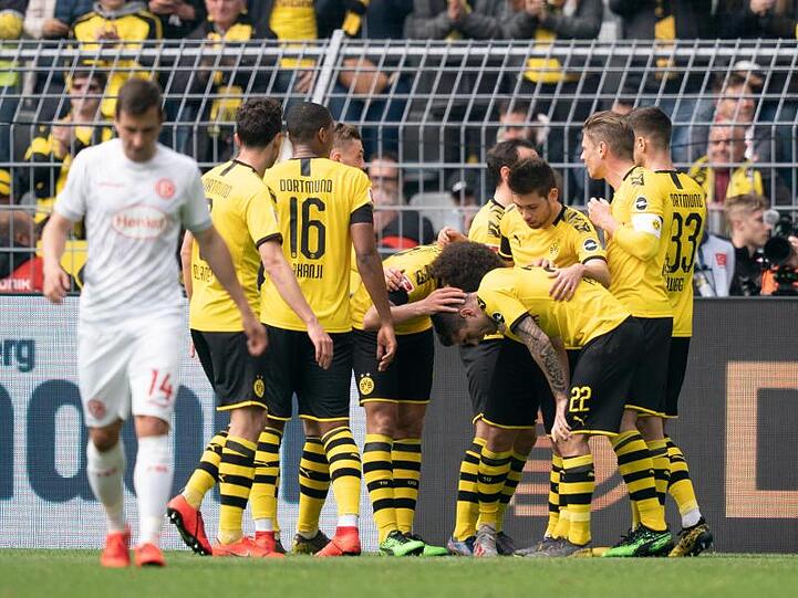 Dortmunds Spieler jubeln über den Treffer zum 1:0 gegen Fortuna Düsseldorf.