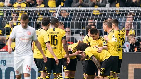 Dortmunds Spieler jubeln über den Treffer zum 1:0 gegen Fortuna Düsseldorf.