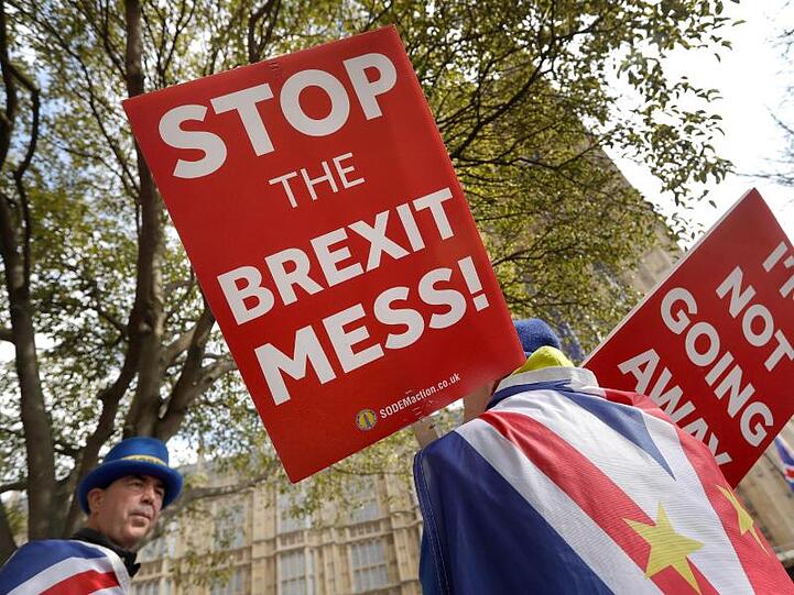 Anti-Brexit-Demonstranten vor dem Parlamentsgebäude in Westminster. Das Unterhaus sucht nach einer Alternative zum Austrittsabkommen.