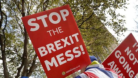 Anti-Brexit-Demonstranten vor dem Parlamentsgebäude in Westminster. Das Unterhaus sucht nach einer Alternative zum Austrittsabkommen.