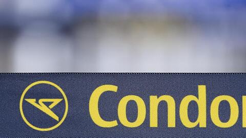 Das Logo der Fluggesellschaft Condor ist in gelber Schrift auf blauem Hintergrund zu sehen. Foto: Silas Stein/Archiv