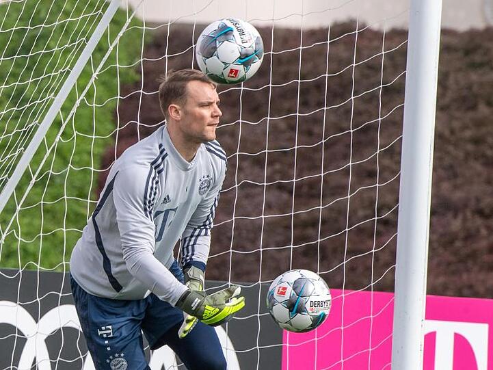 Manuel Neuer, Torwart vom FC Bayern München, steht beim Training im Tor. Foto: Peter Kneffel/dpa