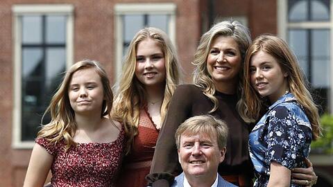 König Willem-Alexander vor seiner Frau Königin Maxima (2.v.r) und Prinzessin Ariane (l-r), Prinzessin Catharina-Amalia und Prinzessin Alexia 2019 in Den Haag.