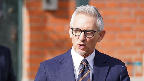 Gary Lineker hat die britische Migrationspolitik kritisiert und wird deshalb vorerst nicht mehr als Fußball-Moderator bei der BBC zu sehen sein.