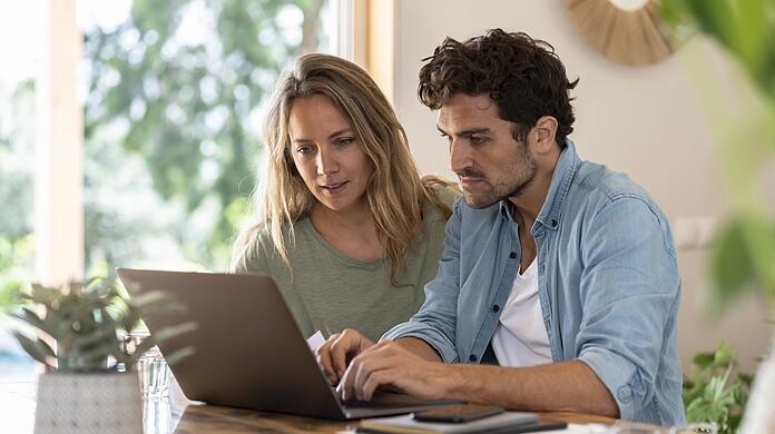 Den Laptop aufklappen und Tarife von Strom- und Gasanbietern vergleichen, lohnt sich jetzt wieder besonders.