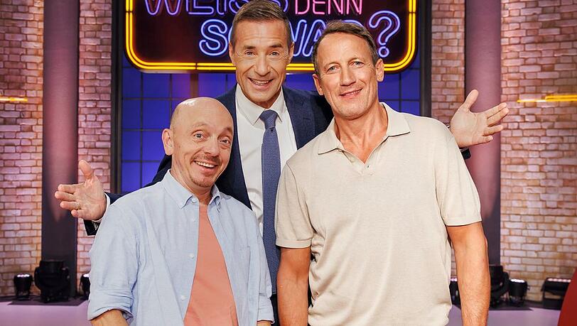 Moderator Kai Pflaume (M.) mit seinen "Wer weiß denn sowas?"-Teamkapitänen Bernhard Hoëcker (l.) und Wotan Wilke Möhring.