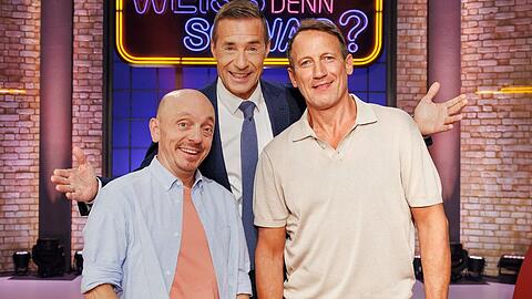 Moderator Kai Pflaume (M.) mit seinen "Wer weiß denn sowas?"-Teamkapitänen Bernhard Hoëcker (l.) und Wotan Wilke Möhring.