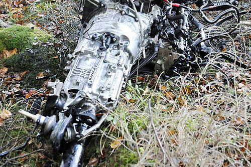 Der Motor des BMW liegt samt Schalthebel und Getriebe neben dem Autowrack. So heftig war der Aufprall