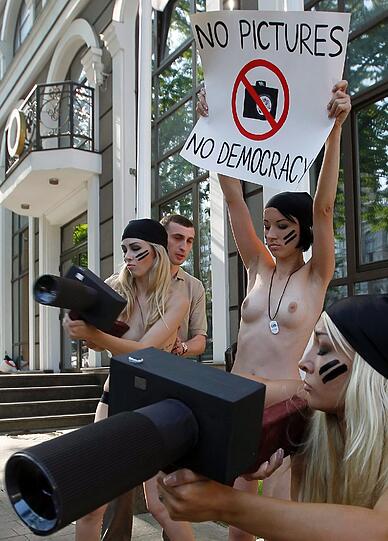 Schon vor einigen Wochen gingen die Aktivistinnen nicht gerade zimperlich vor: "getarnt" als Spioninnen vor der georgischen Botschaft in Kiew.