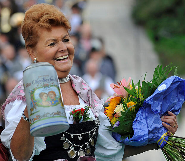 Blumen, Bier und ein strahlendes Lächeln - so kenne wir Münchens langjährige Fremdenverkehrschefin Gabriele Weishäupl.
