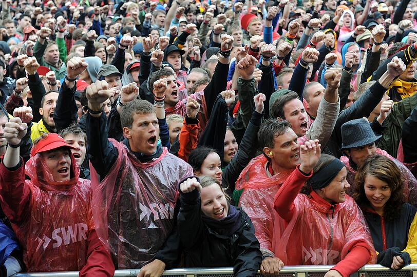 Die Fans lassen sich die Stimmung vom miesen Wetter nicht verderben.