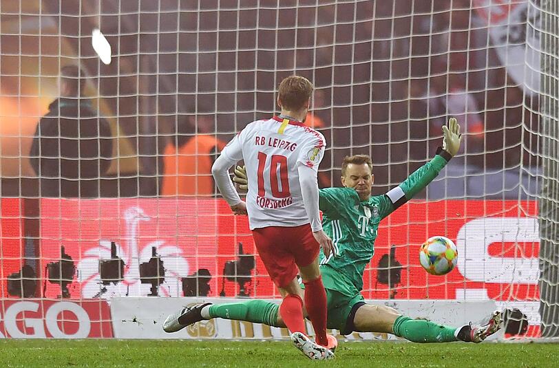 Sensationelle Parade im Pokalfinale: Manuel Neuer (r.) gegen Leipzigs Emil Forsberg.