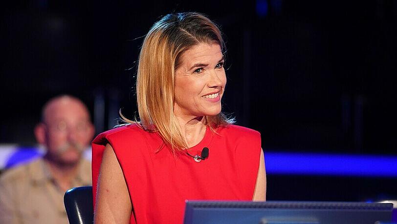 Anke Engelke und Horst Lichter (im Hintergrund) sind in einem neuen "Wer wird Millionär? - Prominenten-Special" zu Gast Anke Engelke und Horst Lichter (im Hintergrund) sind in einem neuen "Wer wird Millionär? - Prominenten-Special" zu Gast