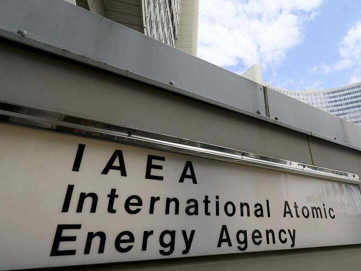 Ein Schild der "IAEA International Atomic Energy Agency" am Eingang zur Internationalen Atomenergiebehörde in Wien.