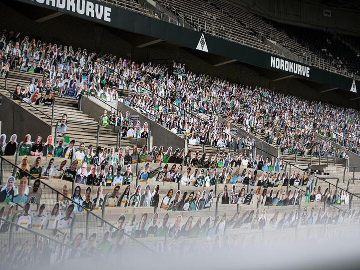 In Mönchengladbach sind im Borussia-Park bereits Pappaufsteller von Fans für mögliche Geisterspiele aufgestellt.
