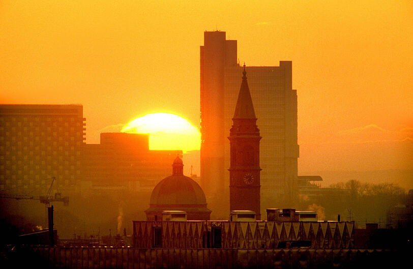 Einzigartiges Natur-Schauspiel: Sahara-Staub beim Sonnenaufgang über München.
