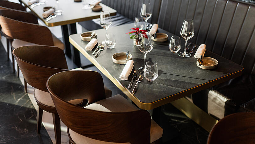 Das elegante Interieur des Portun mit regionalen Raritäten machen das Restaurant zu einem kulinarischen Juwel in München.