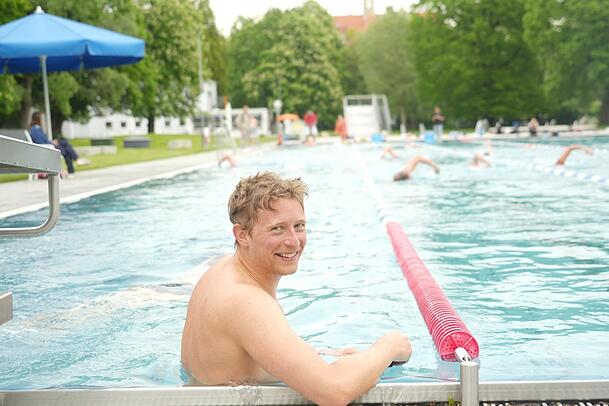 Marcel Linus Hofer freut sich, dass das Schyrenbad wieder geöffnet hat, ab sofort will er zwei Mal in der Woche zum Schwimmen kommen. "Es ist gesund und macht den Kopf frei", erklärt der 32-Jährige, der jeden Tag vor der Arbeit Sport macht. Marcel Linus Hofer freut sich, dass das Schyrenbad wieder geöffnet hat, ab sofort will er zwei Mal in der Woche zum Schwimmen kommen. "Es ist gesund und macht den Kopf frei", erklärt der 32-Jährige, der jeden Tag vor der Arbeit Sport macht.